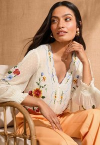 Love & Roses EMBROIDERED SCALLOP DETAIL LONG SLEEVE  - Pusero - ivory