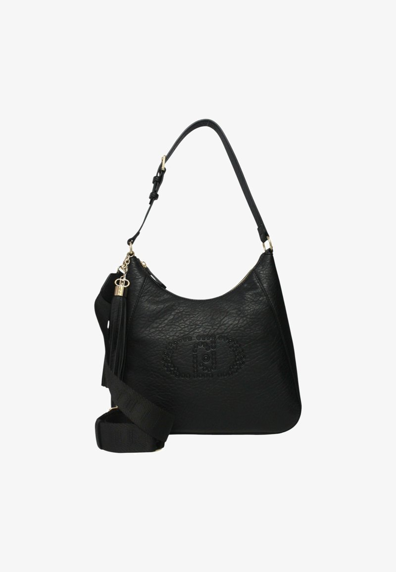 Sac à bandoulière en cuir noir avec une texture douce, doté d'une fermeture éclair, d'une sangle réglable et d'un motif embossé sur le devant. Décoré d'une frange.