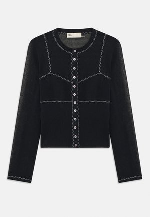 Cárdigan negro de punto con cuello redondo, mangas largas y costuras blancas en contraste. Presenta una parte delantera abotonada y textura acanalada.