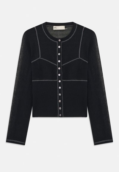 Cardigan negru tricotat cu guler rotund, mâneci lungi și cusături albe contrastante. Prezintă un sistem de închidere cu butoane în față și textură ribbată.