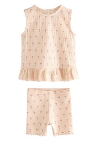 Conjunto para niño pequeño sin mangas en color durazno claro con pequeños estampados florales rosas, dobladillo con volantes en la parte superior y pantalones cortos a juego con bordes ondulados.