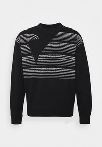 Svart sweatshirt med rund hals, prydd med vita textstrimmor i olika storlekar över framsidan. Mjuk material, ribbade muddar och fåll.