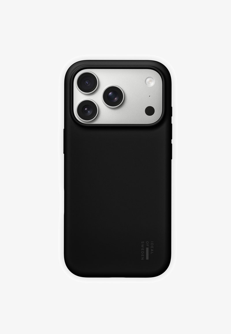 Zwarte telefoonhoes met een matte afwerking, voorzien van drie cameralenzen en een getextureerde zijkant voor een betere grip, ontworpen voor bescherming en stijl.