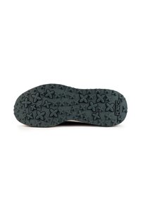 Suela de zapato de goma negra con un patrón de agarre texturizado que presenta formas similares a flores. Logotipo "MUNICH" ubicado en el lateral.