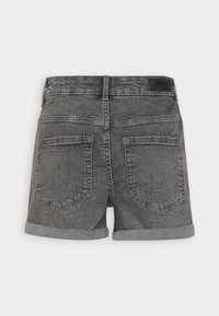 Shorts de denim gris oscuro con dobladillo enrollado, que cuentan con dos bolsillos traseros y una etiqueta de marca en la cinturilla.