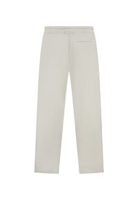 Lichtgrijze broek met elastische tailleband, voorzien van een enkele paspelzak aan de achterkant rechts en een klein driehoekig logo erboven.