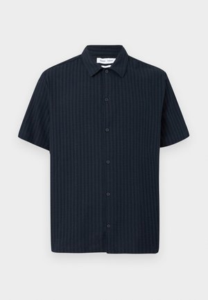 Schwarzes kurzärmeliges Hemd mit Knopfleiste, dezenten vertikalen Strukturstreifen und klassischem Kragen, auf weißem Hintergrund präsentiert.