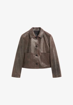 Brun lædercropped jakke med skjortekrave, fem knapper foran og to store lommer; glat tekstur med subtil glans.