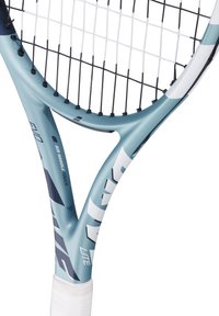 Tennismet met een lichtblauwe frame, voorzien van een gestructureerde witte grip en zwarte snaren. Opmerkelijke branding langs de steel in het wit en zwart.