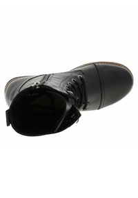 Bottines en cuir noir avec un laçage à l'avant, une fermeture éclair sur le côté et un dessus texturé. Présente un bout rond et des détails cousus sur la semelle.
