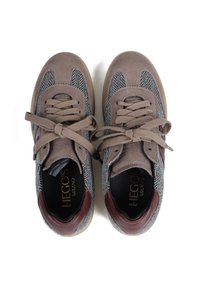 Szare sneakersy z wzorem rybiej ości, brązowe zamszowe akcenty, okrągłe sznurowadła i gumowa podeszwa. Logo widoczne na wkładce.