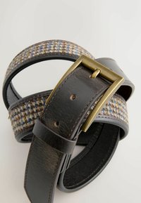 Brauner Ledergürtel mit gewebtem Textilmittelteil in Beigetönen, Blau und Braun. Verfügt über eine Messing-Schnalle und mehrere Einstellplätze.