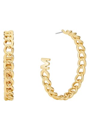 Boucles d’oreilles créoles en métal doré avec des maillons de chaîne épais et un petit logo stylisé "MK" sur un côté de chaque créole.