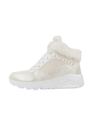 Zapatilla blanca de caña alta con cierre de cordones, suela gruesa y detalle de cuello de piel suave, diseñada para uso en invierno.