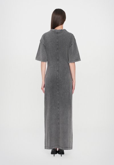 Grauer Denim-Maxi-Kleid mit kurzen Ärmeln, geradem Schnitt und Steppnähten. Verfügt über einen abgerundeten Halsausschnitt und einen Seitenschlitz.