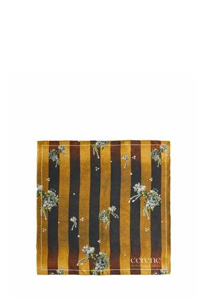 Pañuelo cuadrado con franjas alternas marrón oscuro y amarillo mostaza, decorado con pequeños ramos florales blancos y perlas, etiquetado "cerene."