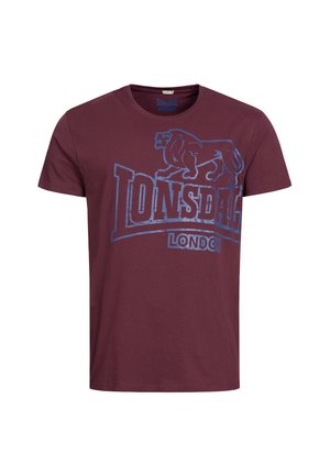 Vinrød kortærmet t-shirt med en blå løvegrafik og teksten "LONSDALE LONDON" på forsiden.