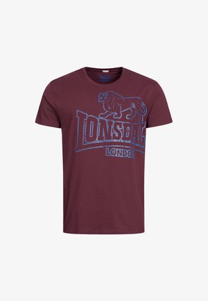 Vinrød kortærmet t-shirt med en blå løvegrafik og teksten "LONSDALE LONDON" på forsiden.