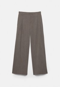 Pantalon marron à rayures larges avec plis et passants, conçu pour un usage formel ou au bureau.