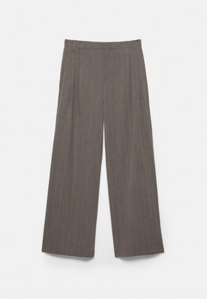 Široké hnedé nohavice s tenkými prúžkami, záhybmi a pútkami na opasok, určené na formálne alebo kancelárske nosenie.
