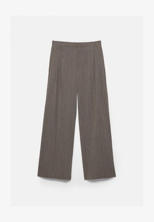 Široké hnedé nohavice s tenkými prúžkami, záhybmi a pútkami na opasok, určené na formálne alebo kancelárske nosenie.