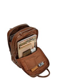 Smeđi kožni ruksak s dvostrukim zatvaračem, prostranim unutrašnjim dijelom koji može držati knjige, bilježnice i prijenosnu bateriju. Uključuje organizirani prednji džep.