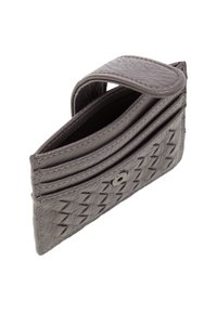 Grå tekstureret læderpung med fold-over design, to kortlommer og magnetlukning. Har et dekorativt zigzag-mønster.