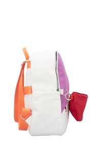 Weißer Rucksack mit Struktur, lila Panel, orangefarbenen Riemen und einer roten Tasche, die befestigt ist. Verfügt über einen oberen Reißverschluss und eine Seitentasche.