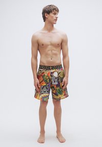Πολύχρωμα μαγιό βερμούδα με σχέδιο υψηλού πρότυπου, που διαθέτει διάφορα γραφικά. Κατασκευασμένα από ελαφρύ ύφασμα με ελαστική μέση.