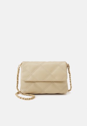 Beige prošívaná kabelka s překlopným víkem, která má zlatý řetízek a prošívání s diamantovým vzorem na hladké kožené textuře.