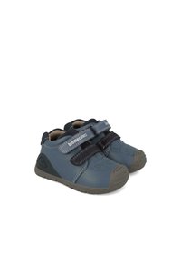 Zapatos de niño de cuero azul con acentos grises, que cuentan con doble tira de Velcro y suelas de goma, con diseños de animales estampados en relieve.