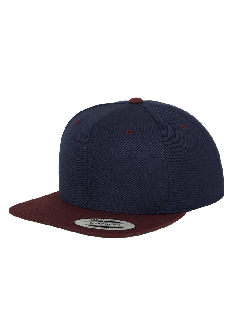 Marineblaue Snapback-Kappe mit bordeauxrot-flacher Unterkante, bietet ein strukturiertes Design, atmungsaktives Material und ein Logotag auf der Unterseite des Schirms.