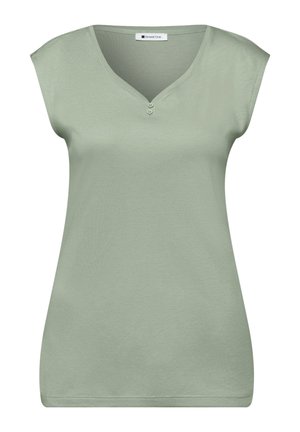 Lysegrøn ærmeløs top med V-hals og to små knapper under halsudskæringen, lavet af blødt stof.