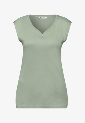 Světle zelený top bez rukávů s výstřihem do V a dvěma malými knoflíky pod výstřihem, vyrobený z měkké látky.