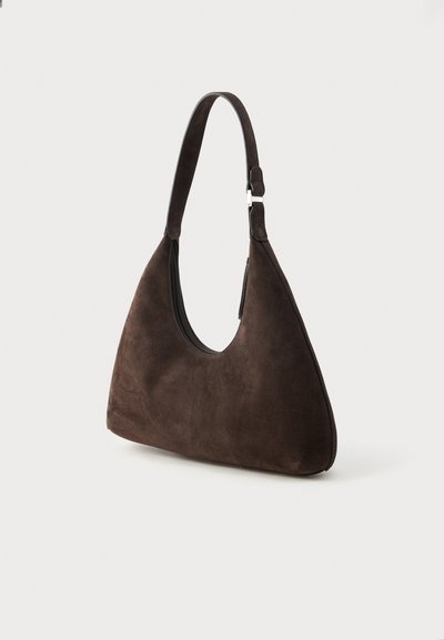 Borsa a spalla in suede marrone con forma curva, apertura superiore e una sola tracolla regolabile. Presenta un interno liscio e hardware minimale.