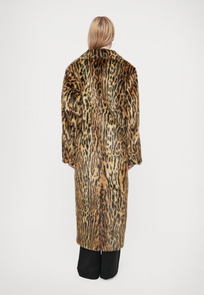 Casaco de peluche faux com um padrão de estampa de leopardo em tons de ouro e castanho, mangas longas e um corte solto, atingindo o comprimento até meio da panturrilha.