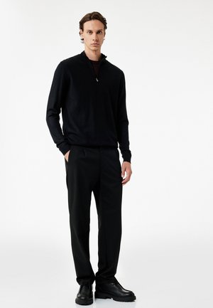 HALF ZIPPERED - Stickad tröja - black