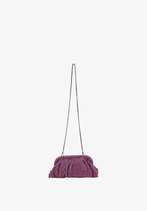 Lila strukturierte Clutch-Tasche mit einem Ketten-Schultergurt, ausgestattet mit gerafftem Stoff für Volumen und einer strukturierten Silhouette.