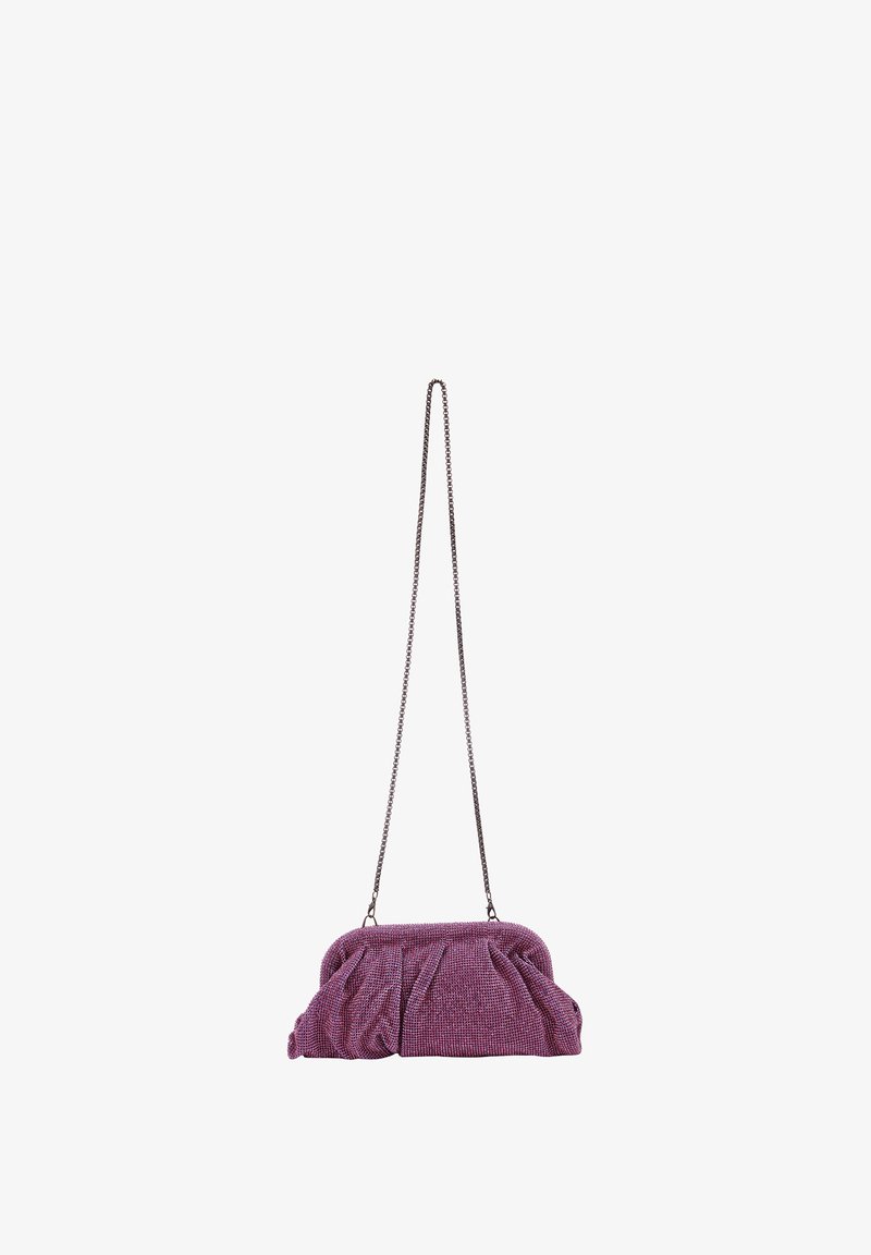 Borsa a pochette viola con trama, dotata di tracolla a catena, caratterizzata da tessuto arricciato per maggiore volume e silhouette strutturata.