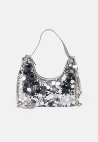 Taška hobo zo strieborných flitrov s oblým tvarom, koženým remienkom a odnímateľným kovovým reťazcom. Má lesklé okrúhle ozdoby.
