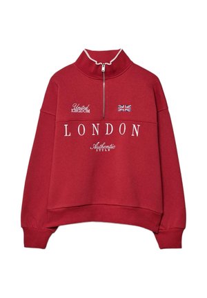 Rotes Fleece-Sweatshirt mit hohem Kragen, Reißverschluss und weiß gesticktem Text: "LONDON", "Vereinigtes Königreich" und einem kleinen UK-Flaggenakzent.