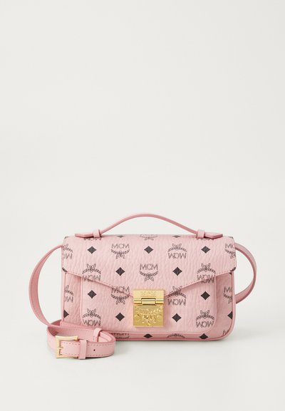 Rosa Lederhandtasche mit gestepptem Muster, versehen mit schwarzen MCM-Logomustern, goldfarbener Hardware-Verschluss und einem verstellbaren Schultergurt.