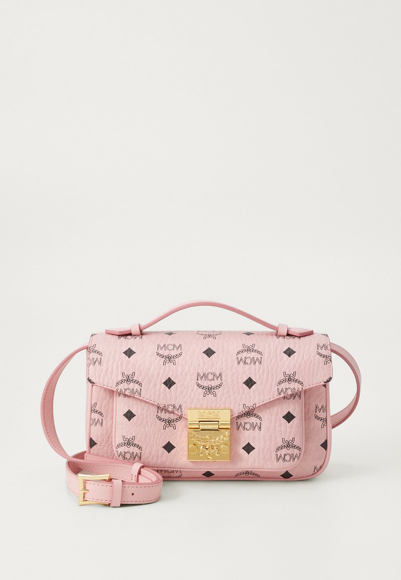 Rosa läderhandväska med quiltad textur, prydd med svarta MCM-logotypmönster, guldhardware-lås och en justerbar axelrem.