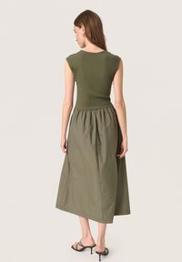 Soaked in Luxury SIMONE PHOEBE  - Vestido informal - grape leaf