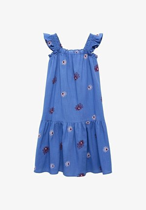 Blå klänning med volangigaxlar, blommig broderi i röd och vit, lös passform och flerdelad fåll av lättviktsmaterial.