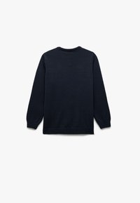 Granatowy sweter z okrągłym dekoltem, długimi rękawami, prążkowanymi mankietami i dolnym wykończeniem oraz teksturowanym wzorem na powierzchni tkaniny.