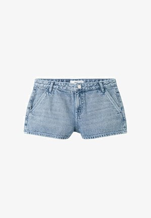 Svetlomodré denimové šortky s prednými vreckami, pútkami na opasok, zapínaním na gombík a viditeľným prešívaním na bielom pozadí.