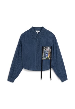 Ingekorte blauwe overhemd met textuurstof, voorzien van een borstzak met grafische print en zwarte koordjes.