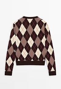 Gestrickter Pullover mit Argyle-Muster in Braun, Beige und Creme, mit roten Akzenten. Kurzes Design und gerippter Ausschnitt.