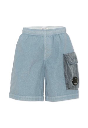 Pantaloncini azzurri con vita elastica e grande tasca cargo grigio scuro con logo circolare nero sul lato destro.